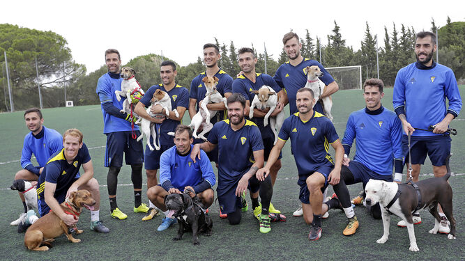Los jugadores del Cádiz C.F., posando con algunos de los animales que aparecen en el calendario de Patas para el nuevo año.