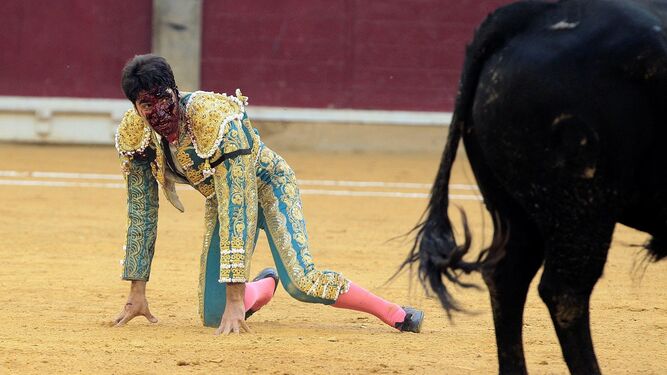 Cayetano, tras caer herido en la plaza de toros de Zaragoza.