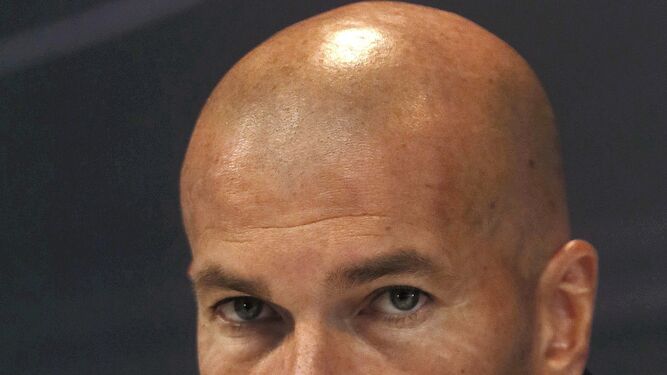 Zidane hace un gesto de explicación durante la rueda de prensa.