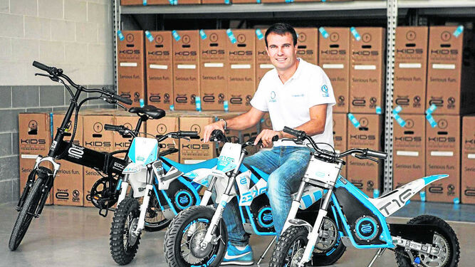 Iván Contreras posa ante algunos modelos de velocípedos de Torrot.