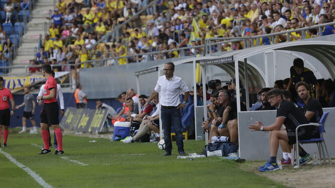 El entrenador del Cádiz, Álvaro Cervera, delante del banquillo durante el encuentro contra la Cultural Leonesa disputado el pasado sábado.