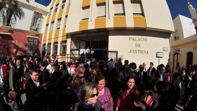 Una imagen de hace ocho años: el Colegio de Abogados se concentra para exigir la creación del cuarto juzgado.
