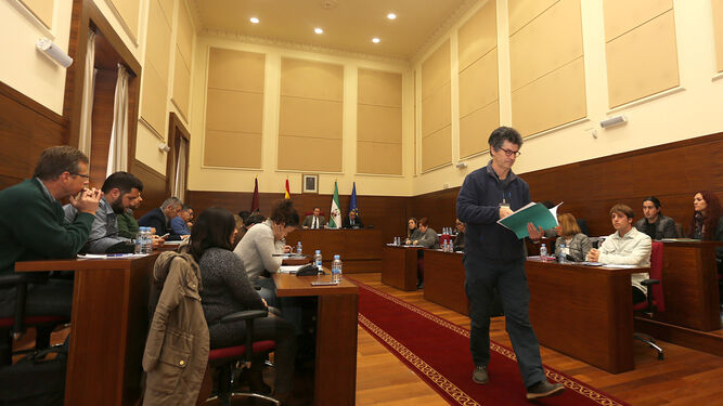 El representante de los ecologistas, tras hacer entrega del documento en contra del PGOU en el pleno de febrero de 2016.