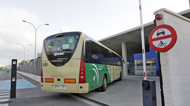 Un autobús de Los Amarillos entrando ayer en la nueva estación de Cádiz.