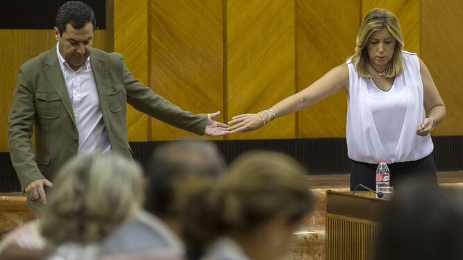 Juanma Moreno y Susana Díaz se despiden tras una conversación durante un Pleno en el Parlamento.