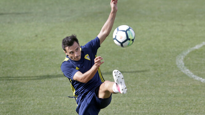 Álvaro García adopta una postura acrobática para alcanzar el balón en el entrenamiento de ayer.