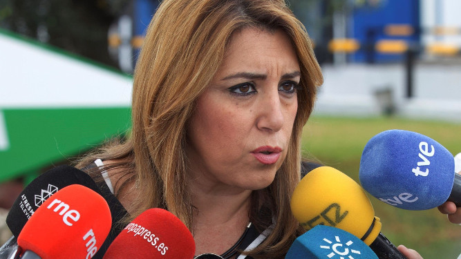 Susana Díaz atiende a la prensa.