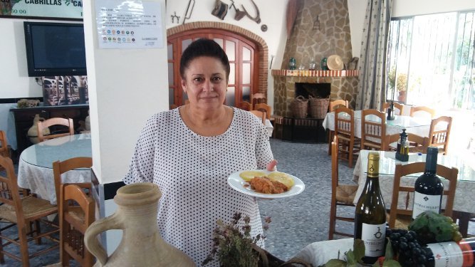 La cocinera Antonia Macho de la Venta El Cantarero, con su tapa de conejo.