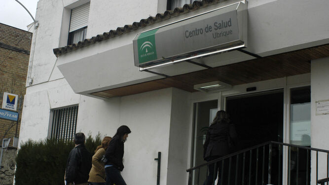 El centro de salud de la localidad ubriqueña.