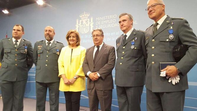 El agente de la Guardia Civil Luis Vivas -primero por la izquierda- tras ser condecorado en Madrid.