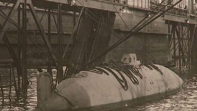 El submarino Peral, terminadas las pruebas, siguió su camino hacia el arsenal de la Carraca.