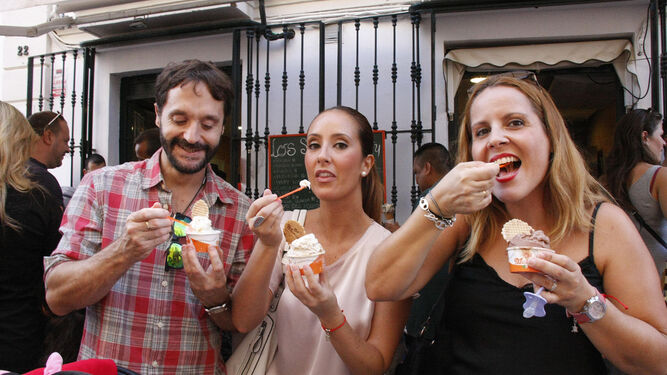 Portuenses y visitantes degustaron el helado solidario de la Heladería Da Massimo.
