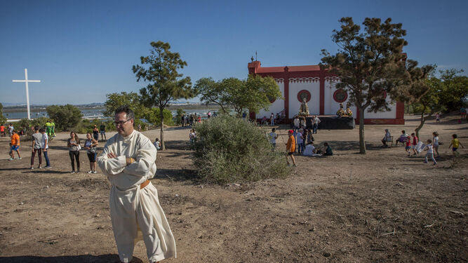 El sacerdote que ofició la misa en honor a los copatronos de San Fernando San Servando y San Germán, a unos metros de la ermita del Cerro.
