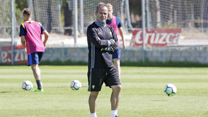 El entrenador del Cádiz, Álvaro Cervera, durante un entrenamiento en la Ciudad Deportiva de El Rosal.