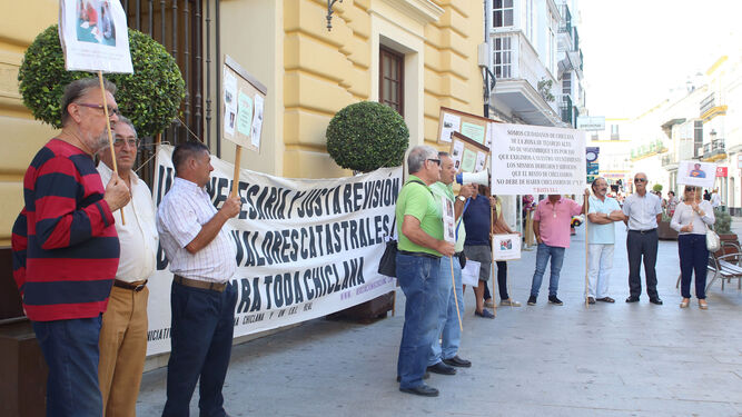 Momento de la protesta de 'Por un IBI Real' frente al Ayuntamiento.