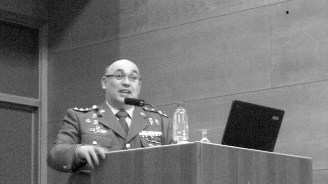 Los expertos Gema Nieves, Luis Romero y Verónica Sánchez bajo un cuadro sinóptico de los diferentes aspectos de comunicación de operaciones militares.