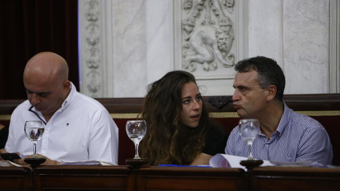Los concejales María Romay y Juan Cantero, en el Pleno de ayer.