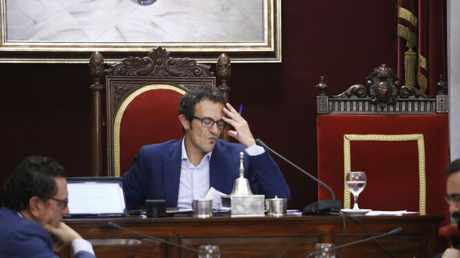El alcalde se lleva las manos a la cabeza en una intervención de Ignacio Romaní.