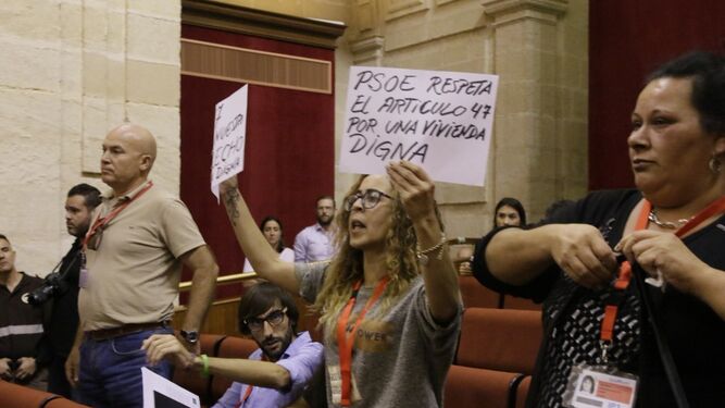 Integrantes de la plataforma Corralas de la Dignidad, protestando durante el debate en el Parlamento andaluz.