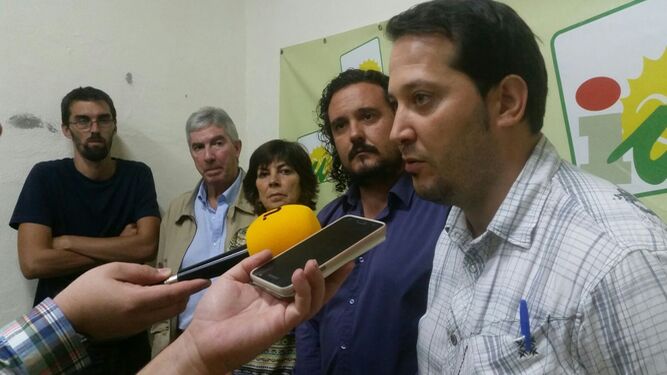 El coordinador de IU, Antonio Fernández, ofreció unas declaraciones a los medios al término de la asamblea.