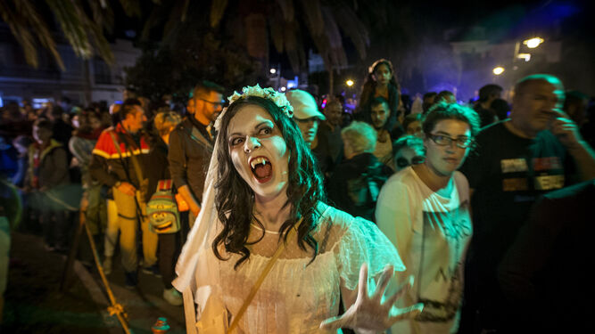 Una novia vampira enseña sus colmillos al público.