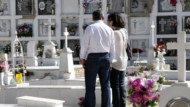 Numerosos visitantes cumplieron con la tradición de acudir al cementerio para honrar a sus difuntos.