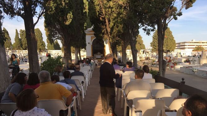 La misa celebrada en la capilla del cementerio municipal durante la tarde de ayer.