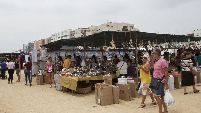 Una imagen del mercadillo de julio de 2016, cuando se celebró en la Ronda del Estero por la Feria.