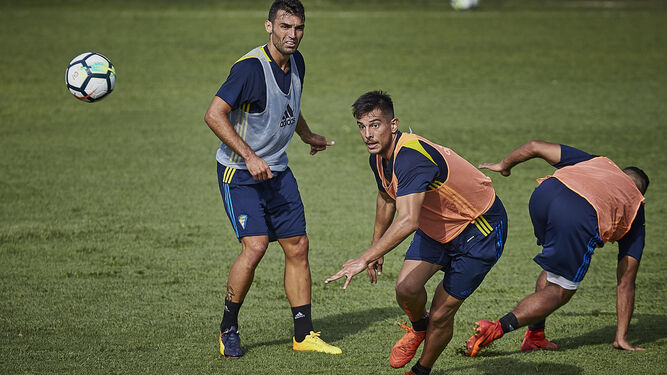 Marcos Mauro (d) y David Barral, atentos al balón en un entrenamiento.