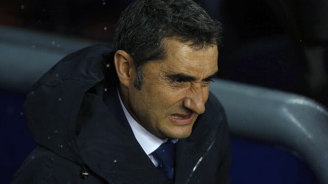 Valverde gesticula en el banquillo del Barça