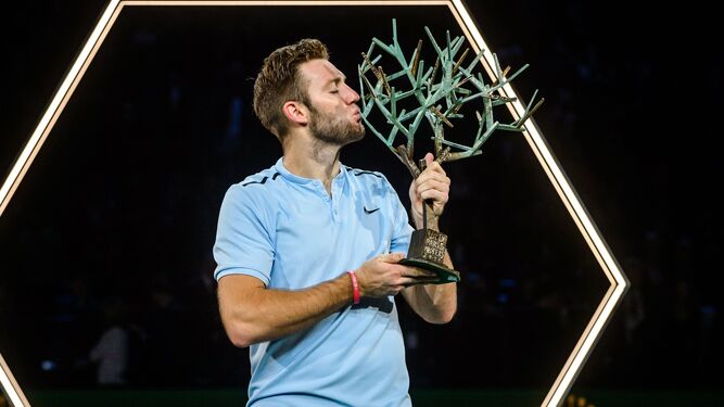 El tenista estadounidense Jack Sock besa el trofeo del torneo París-Bercy.
