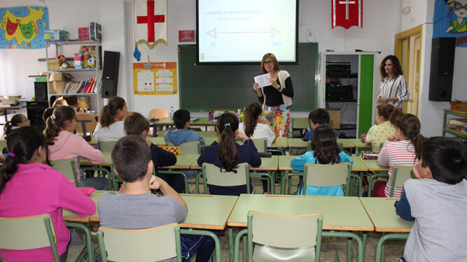 Los alumnos del colegio Miguel de Cervantes presenciaron ayer la apertura de este programa.