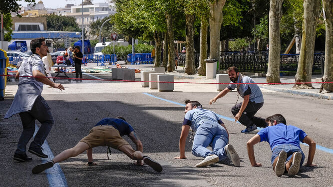 Unos jóvenes juegan en una de las jornadas en las que se peatonalizó la Plaza de España.