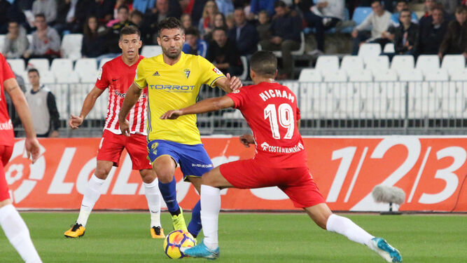 Barral intenta sortear a Hicham en el partido contra el Almería.
