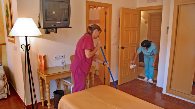 Dos mujeres realizan trabajos de limpieza en un hotel, en una imagen de archivo.