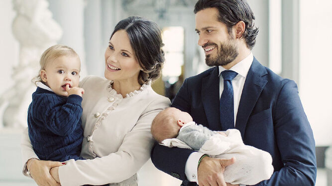 Carlos Felipe y Sofía posan con sus dos hijos.