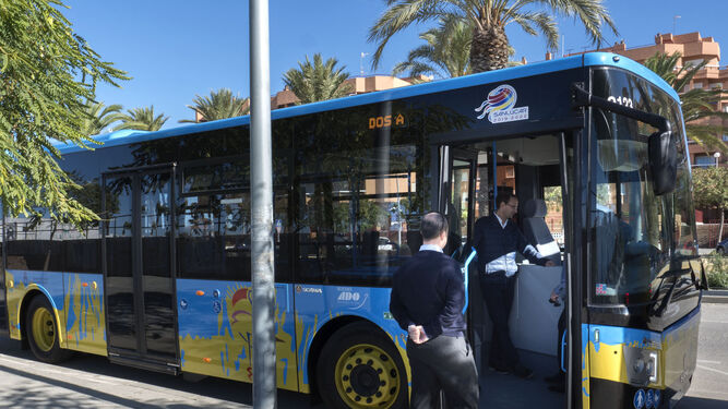Uno de los nuevos autobuses urbanos de la ciudad que fueron presentados ayer públicamente por el alcalde.