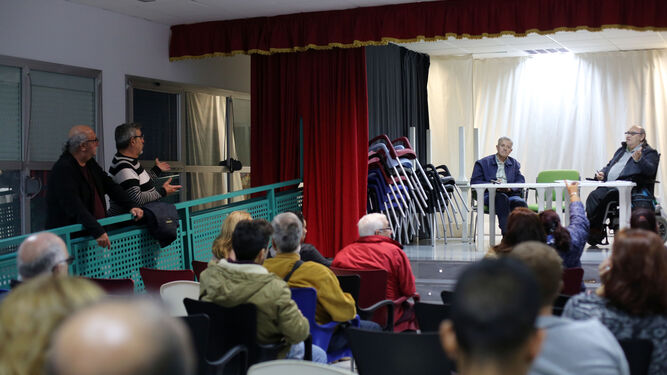 Imagen de la asamblea celebrada ayer en la sede vecinal de Astilleros.