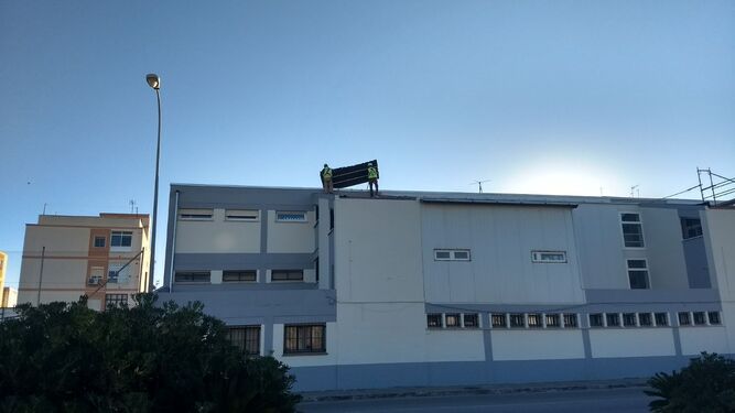El viento levanta parte del techo del colegio Reggio