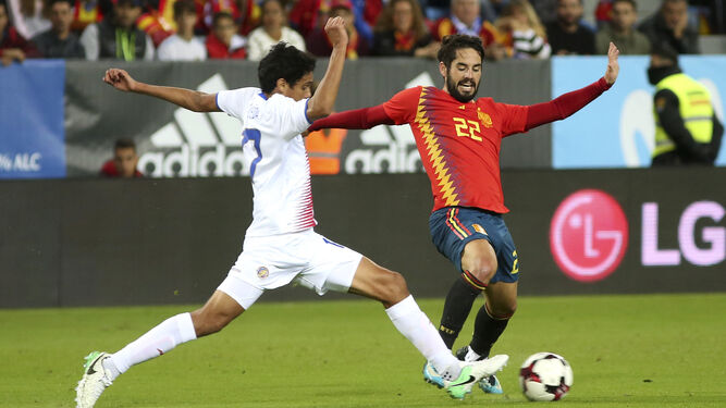 El malagueño Isco, uno de los más destacados de la selección española, pugna ante el costarricense Yeltsin Tejeda.
