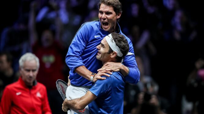 Nadal y Federer celebran la victoria en el Laver Cup, un torneo de exhibición disputado en Praga.