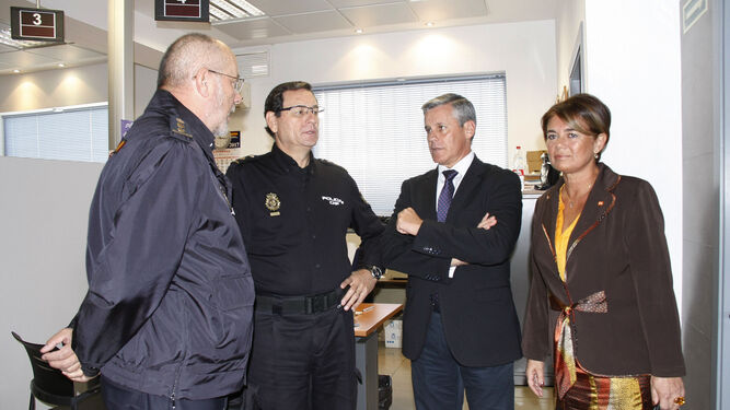 El diputado Javier Cano, junto a Silvia Gómez, durante la visita a la Comisaría.