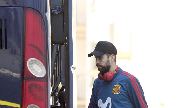 Gerard Piqué, ayer a la salida del hotel en Málaga.