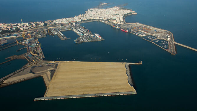 Imagen aérea en la que se aprecia la explanada que pronto se convertirá en la nueva terminal de contenedores del puerto de la Bahía de Cádiz.