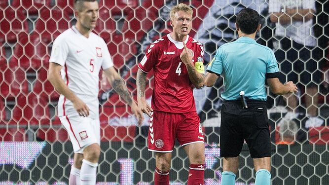 Kjaer muestra al árbitro un golpe recibido en la cara en uno de sus partidos de clasificación al Mundial con Dinamarca.