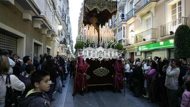 El palio de la Virgen de la Amargura avanza por la calle  Nueva, donde comenzará la nueva Carrera Oficial.