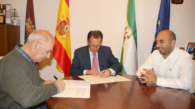 Momento de la firma del convenio, ayer en Alcaldía.