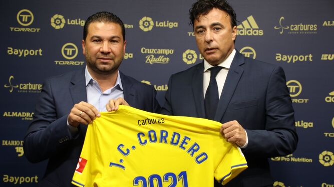 Cordero y Pina posan con una camiseta que anuncia la renovación del director deportivo hasta 2021.