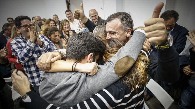 Fran González se abraza a varios de sus colaboradores y concejales del Grupo Municipal Socialista tras su victoria en la Asamblea Local celebrada en Gaspar del Pino.
