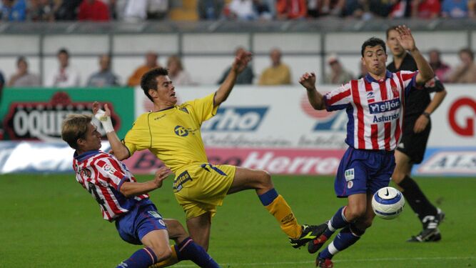 Dani Navarrete intenta el disparo en el único Sporting-Cádiz que acabó sin que se moviera el marcador, el de septiembre de 2004.